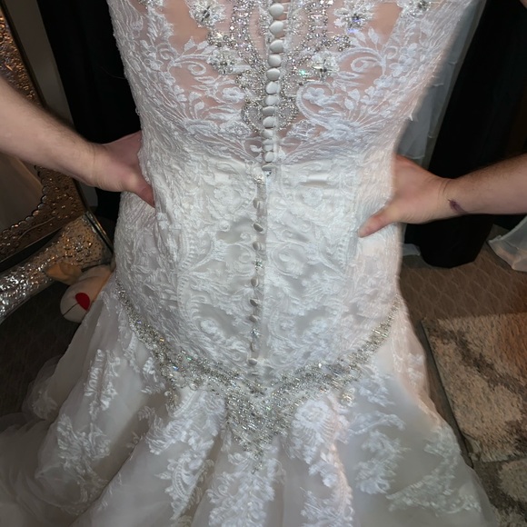 Wedding Dress - Allure - Picture 8 of 8